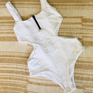 Tavik Victoria in Ribbed White, Medium